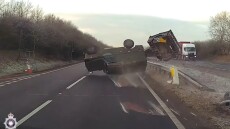 Δείτε βίντεο: Η τρομακτική στιγμή που στρατιωτικό όχημα «απογειώνεται» σε αυτοκινητόδρομο στη Βρετανία