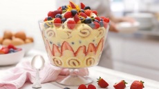 Trifle (τράιφλ): Το αγγλικό γλυκό με στρώσεις και 4 συνταγές για να το φτιάξουμε στο σπίτι