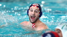 Ο Ολυμπιακός έφτασε στις 60 σερί νίκες κόντρα στον Παναθηναϊκό στο πρωτάθλημα πόλο ανδρών, 14-10 στο Σεράφειο, βίντεο