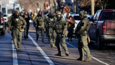 Η ICE του Τραμπ «παγώνει» από τον φόβο Αμερικανούς που αγοράζουν και εκπαιδεύονται σε όπλα