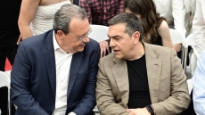 Στον εξώστη του ΣΥΡΙΖΑ ο… Τσίπρας: Η αναμονή για το νέο κόμμα εξαντλεί την Κουμουνδούρου και ενισχύει το ΠΑΣΟΚ