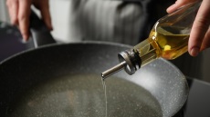 Κάθε πότε αλλάζουμε το λάδι στο τηγάνι; Πόσες φορές χρησιμοποιείται τελικά