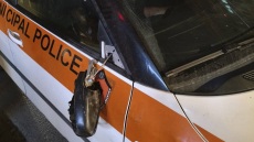 Επίθεση σε όχημα της Δημοτικής Αστυνομίας στα Εξάρχεια, δείτε φωτογραφίες