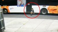 Τρομακτικό βίντεο από την Αυστραλία: 12χρονος πιάστηκε σε πόρτα λεωφορείου και σύρθηκε στον δρόμο για 350 μέτρα