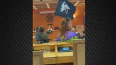 Βίντεο: Εισβολή αναρχικών στο δημοτικό συμβούλιο της Αθήνας, φώναζαν συνθήματα για τα Προσφυγικά