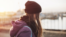 Νεκρή 17χρονη στον Ισθμό – Ο αόρατος πόνος των εφήβων που δεν προλάβαμε να ακούσουμε
