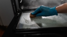 Γιατί το τζάμι του φούρνου δεν καθαρίζει όσο κι αν το τρίβετε;