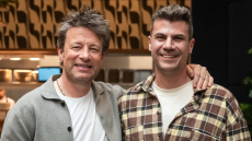 Ο Άκης Πετρετζίκης συναντήθηκε με τον Τζέιμι Όλιβερ: Μείνετε συντονισμένοι, έγραψε