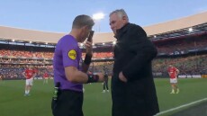 Ο διαιτητής Ντάνι Μάκελι διέκοψε τον τελικό Κυπέλλου Ολλανδίας, για ν' απαντήσει σε τηλεφώνημα για λόγους ασφαλείας - Τον ειδοποίησαν για πιθανά επεισόδια