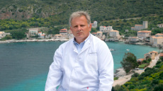 Ο βραβευμένος γιατρός Ανάργυρος Μαριόλης στον Δανίκα: Έχω επενδύσει τα πάντα στο βλέμμα των ασθενών, με κάνουν κάθε μέρα καλύτερο άνθρωπο