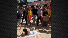 Viral έγινε λουόμενη σε παραλία του Σίδνεϊ που αγνόησε τον πρίγκιπα Χάρι και την Μέγκαν Μαρκλ, δείτε βίντεο