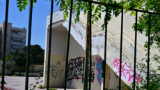 «Είδα σοβάδες, όχι σπασμένο κάγκελο», λέει ο γγ του υπ. Παιδείας για το μπαλκόνι του σχολείου που έπεσε η 13χρονη στο Χαϊδάρι