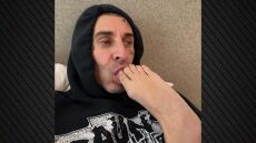 Ο Τράβις Μπάρκερ ευχήθηκε στην Κόρτνεϊ Καρντάσιαν για τα γενέθλιά της με μία φωτογραφία που της έγλειφε τα δάχτυλα του ποδιού της