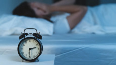 Ξυπνάτε κάθε βράδυ στις 3; Τι να κάνετε για να ξανακοιμηθείτε
