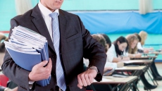 Έρευνα στη Μεγάλη Βρετανία: Σχολεία προσανατολισμένα στις εξετάσεις αφήνουν τους μαθητές απροετοίμαστους για την αγορά εργασίας
