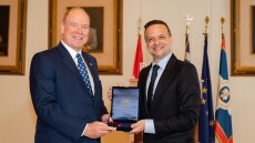 Με το μετάλλιο του δήμου Αθηναίων βράβευσε τον πρίγκιπα Αλβέρτο ο Χάρης Δούκας, φωτογραφίες