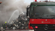 Καλύτερη η εικόνα της φωτιάς στο εργοστάσιο ανακύκλωσης στο Ωραιόκαστρο, επιχειρεί η Πυροσβεστική