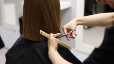 Κομμώτρια με… χρυσά ψαλίδια στα χέρια της ΑΑΔΕ: Εκρυψε από την εφορία σχεδόν 500.000 ευρώ