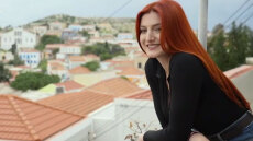 Άφησε την οικογένειά της για την Χάλκη: Αναπληρώτρια εκπαιδευτικός διδάσκει αγγλικά και δηλώνει πως η μοίρα την έφερε στο νησί