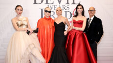 Ο Διάβολος φοράει Prada 2: Η εντυπωσιακή τουαλέτα της Αν Χάθαγουεϊ, η κάπα της Μέριλ Στριπ και το γοργονέ φόρεμα της Lady Gaga στην πρεμιέρα