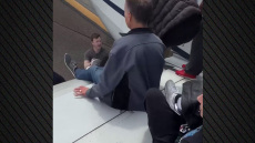 Θρίλερ σε πτήση της  United Airlines: Αναγκαστική προσγείωση υπό το φόβο βόμβας, οι επιβάτες κατέβηκαν από τα φτερά - βίντεο