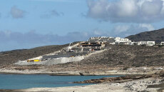 Το ΣτΕ παγώνει προσωρινά τις κατασκευές για 128 νέες πισίνες στο πεντάστερο ξενοδοχείο στον Μύτακα της Μήλου