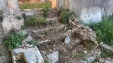 Έκλεψαν τα σκαλοπάτια του ιστορικού Αρρεναγωγείου στο Βραχάσι Αγίου Νικολάου