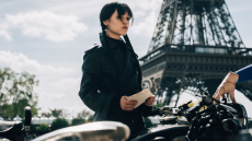 Η πρώτη εικόνα από τον τρίτο κύκλο της σειράς «Wednesday»: Η Τζένα Ορτέγκα στο Παρίσι