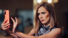 Γιατί κρίνουμε τόσο εύκολα μια γυναίκα από την εμφάνισή της – Η ψυχολόγος απαντά
