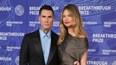 Άνταμ Λεβίν: Φιλιά και αγκαλιές με τη σύζυγό του στο κόκκινο χαλί, δείτε βίντεο
