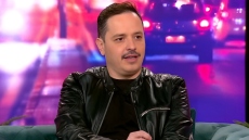 Αλέξανδρος Τσουβέλας: Μέναμε μεσοτοιχία με τον Βαγγέλη Ρωχάμη και οι γονείς μου με άφηναν σπίτι του