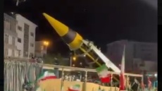 Βαλλιστικούς πυραύλους σε πλατείες της Τεχεράνης έβγαλαν οι Ιρανοί μετά τη νέα παράταση εκεχειρίας του Τραμπ, δείτε βίντεο 