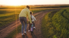 «Νταντάδες της Γειτονιάς»: Στις 27 Απριλίου ανοίγει η πλατφόρμα, τα ποσά της ενίσχυσης για γονείς με πλήρη και μερική απασχόληση