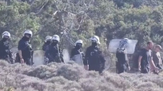 Συνοδεία ΜΑΤ κατεδαφίζουν τις καλύβες από τις παραλίες στη Γαύδο