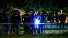 Ο ταξίαρχος της ΕΛΑΣ πήγε για τον νεκρό από το μαχαίρωμα στον Άγιο Δημήτριο χωρίς να ξέρει ότι είναι ο γιος του, πού στρέφονται οι έρευνες