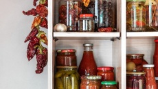 Τι τρόφιμα πρέπει να έχουμε πάντα στο εξοχικό για να μην τρέχουμε κάθε φορά στο σούπερ μάρκετ