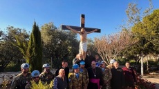 Κυανόκρανοι του ΟΗΕ αντικατέστησαν το κατεστραμμένο άγαλμα του Ιησού στον νότιο Λίβανο, δείτε βίντεο