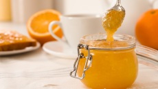 Ξαναβάζουμε το κουτάλι στο βάζο; Ένα κοινό λάθος και όσα χαλάει χωρίς να το καταλάβουμε
