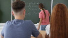 Unesco: Μαθησιακό πισωγύρισμα για τα κορίτσια, στο 81% των χωρών τα αγόρια υπερέχουν στα μαθηματικά