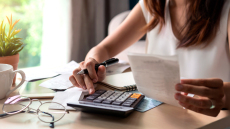 Τα νέα όρια, τα ποσά και τα «ψιλά γράμματα» για συντάξεις, ενοίκια και οικογένειες με παιδιά