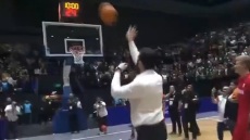 Ο πρόεδρος της Συρίας έδειξε ξανά την αγάπη του για το μπάσκετ: Άστοχος στα σουτάκια που επιχείρησε στα εγκαίνια κλειστού στη Δαμασκό