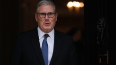 Ο Στάρμερ παλεύει για την πολιτική του επιβίωση: Τα σκάνδαλα και εσωκομματικές πιέσεις που απειλούν να τον «γκρεμίσουν»
