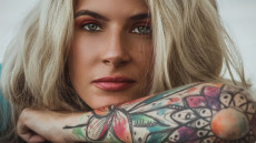 Τατουάζ: 7 κίνδυνοι υγείας που πρέπει να αναλογιστείτε πριν «γράψει» η βελόνα στο δέρμα
