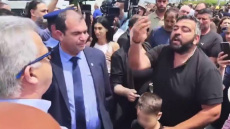 Σε απόγνωση οι κτηνοτρόφοι στην Κύπρο για τον αφθώδη πυρετό: Πατέρας έδωσε στον υπουργό Δικαιοσύνης να... μεγαλώσει το παιδί του, βίντεο