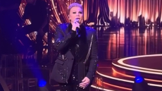 Τάκης Ζαχαράτος: Η συγκίνησή του στη σκηνή για τη Μαρινέλλα - Σήμερα είναι μια πολύ περίεργη ημέρα, είπε