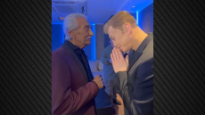 «Είσαι μεγάλος καλλιτέχνης» είπε ο Κώστας Χατζής στον Τάκη Ζαχαράτο κι εκείνος του φίλησε το χέρι, δείτε βίντεο