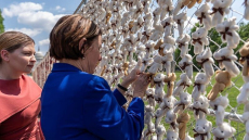 Θάλασσα από 20.000 λούτρινα αρκουδάκια στις ΗΠΑ για τα απαχθέντα παιδιά της Ουκρανίας
