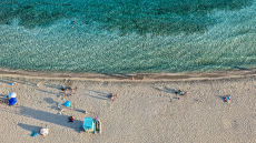 Απάτητες παραλίες 2026: Δείτε πίνακες με τις περιοχές που απαγορεύονται καντίνες και ξαπλώστρες