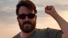 Ο 31χρονος Φίλιππος γεννήθηκε με εγκεφαλική παράλυση: Όλα άλλαξαν όταν γνώρισε τον Έκτορα, τον 37χρονο βοηθό του
