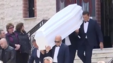 Σε κλίμα οδύνης το τελευταίο αντίο στον 27χρονο που δολοφονήθηκε στον Άγιο Δημήτριο